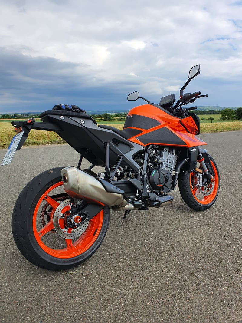 KTM der Fahrschule Siegel von hinten - Motorrad für die Klasse A