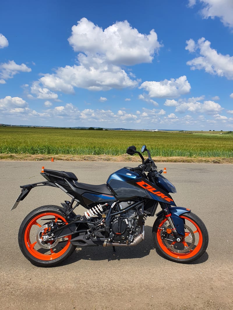 Motorrad für die Erweiterung B196 in der Seitenansicht