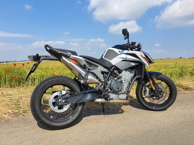 Ausbildungsmotorrad der Klasse A2 am Feldrand