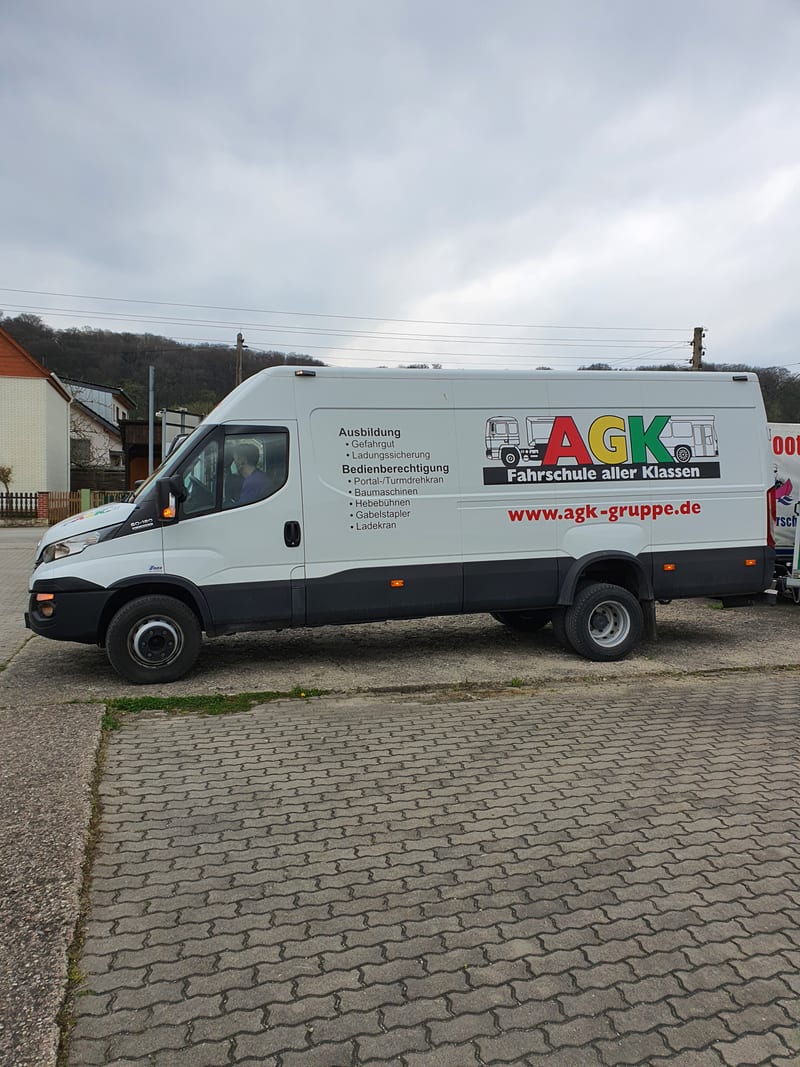 LKW der Fahrschule Siegel für die Ausbildung der Klassen C und CE