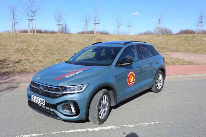 Blaugrauer VW T-Roc mit Automatikgetriebe - Fahrschulauto für Klasse B197