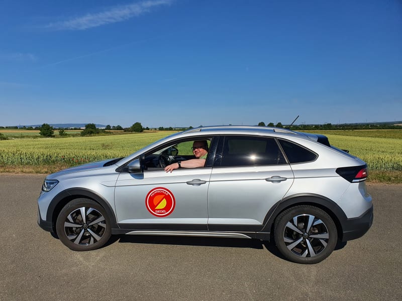 Silberner VW Taigo mit Automatikgetriebe während einer Fahrstunde