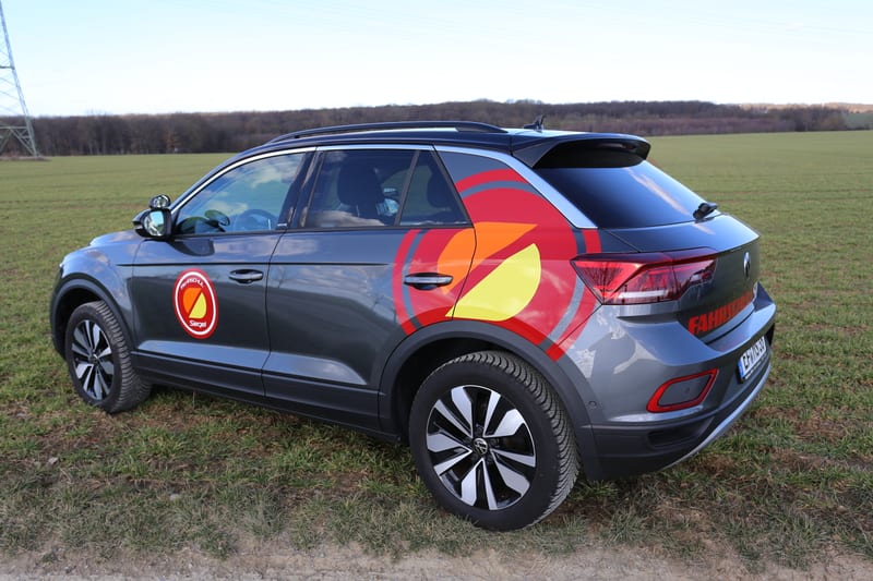 Grauer VW T-Roc der Fahrschule Siegel in der Seitenansicht - Schaltwagen für die Klasse B