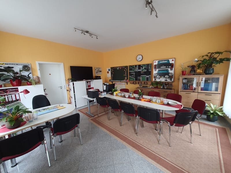 Theorieraum der Fahrschule Siegel mit Tischreihen und Schautafeln an der Wand